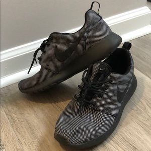 Size 8 women’s Nike roshe